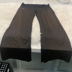 Under Armour Two Tone Black and Gray Wide Leg Leggings.‎ Size M (749)